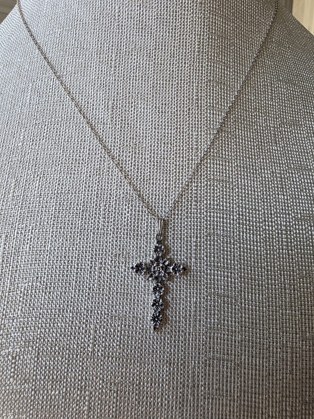 Vintage .925 Sterling Silver Textured Cross Pendant Necklace, 19" Oxidized Detai - Picture 3 of 10